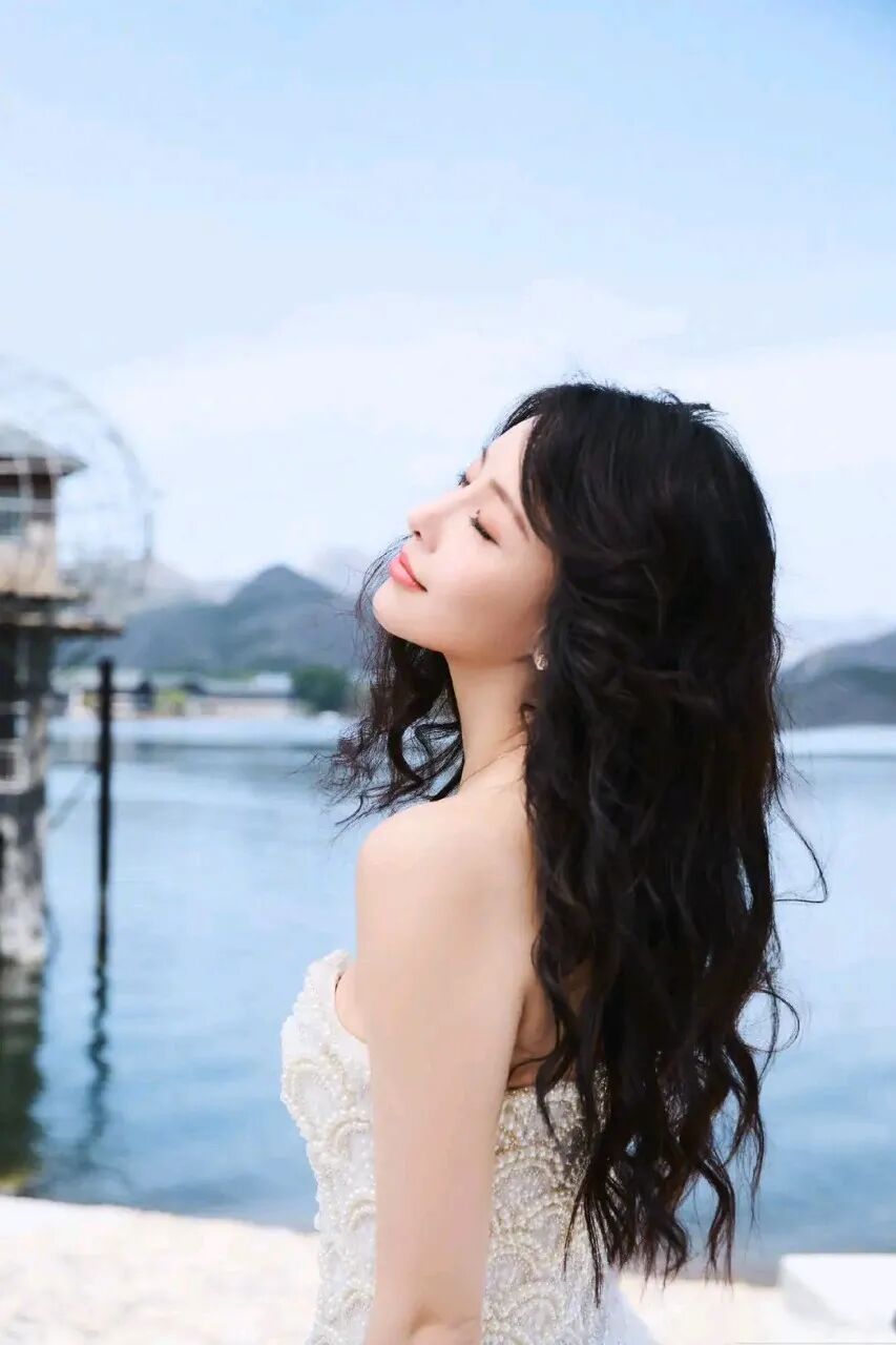 贾青白抹胸裙！身材吸睛，美貌实力兼具