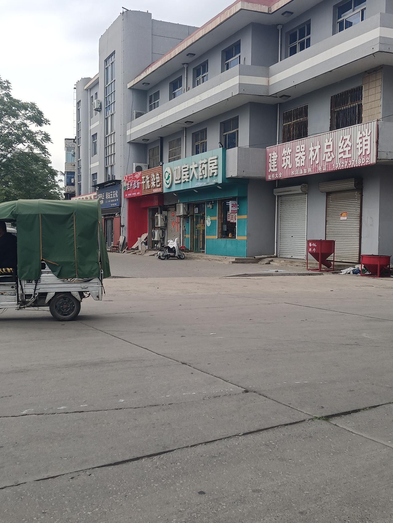 老婆下午去买药，回来后说了个事让我评论一下。这家药店就在小区附近，我母亲和岳母