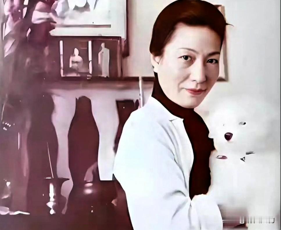 1967年，杜月笙的第五位夫人孟小冬留影。时年59岁，依旧风姿绰约、风韵犹存。