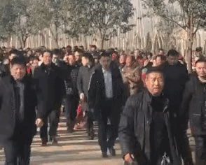 当年许家印回老家那阵仗，比皇帝出巡还威风！豪车开道、保镖围一圈，村干部列队迎接