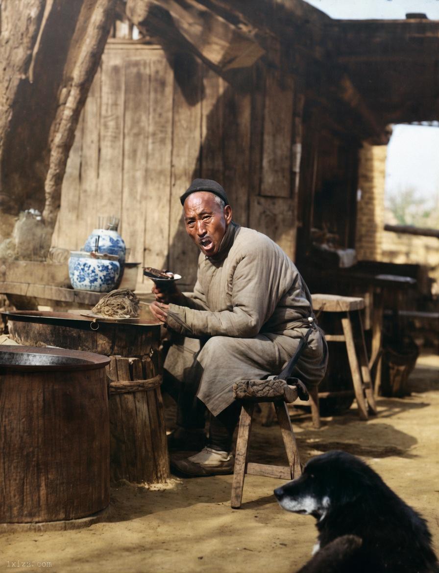 清末，北方，这位头戴瓜皮小帽、身穿粗布长衫的老汉，是这个小吃摊的经营者。他坐在摊