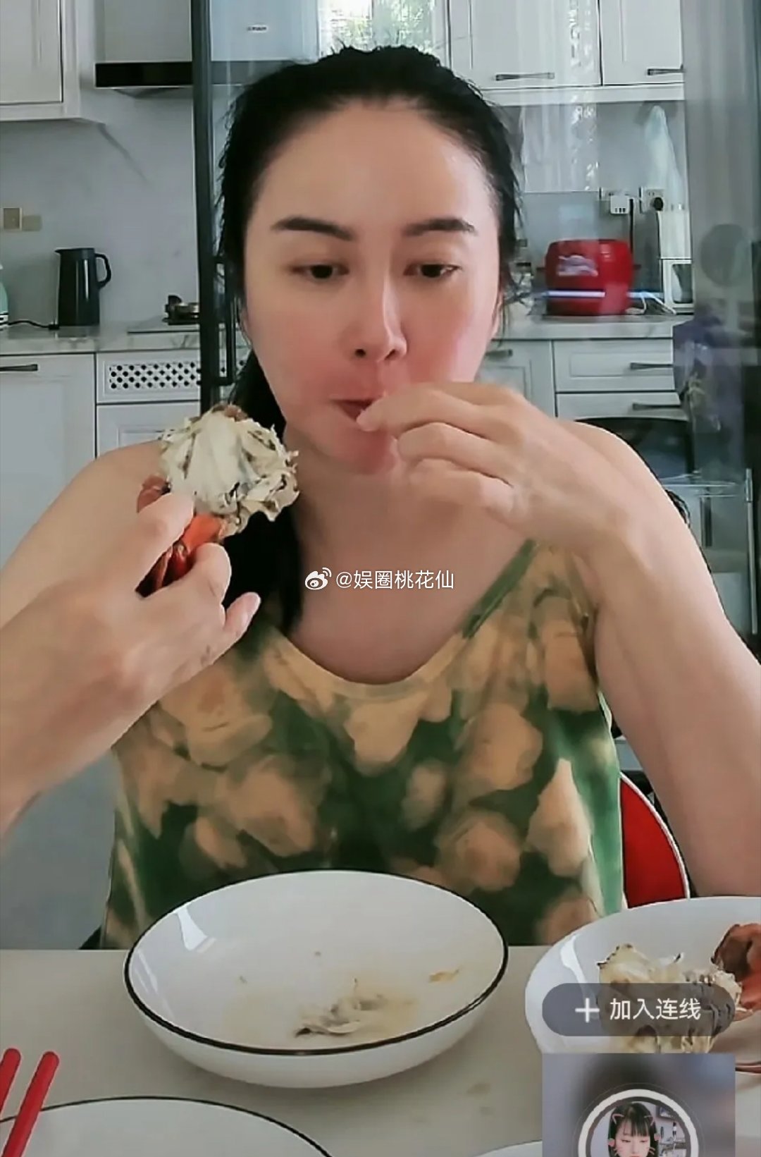 有网友问叶璇：“为什么那么多女明星生完孩子后，身材恢复得那么快，跟没生过一样？”