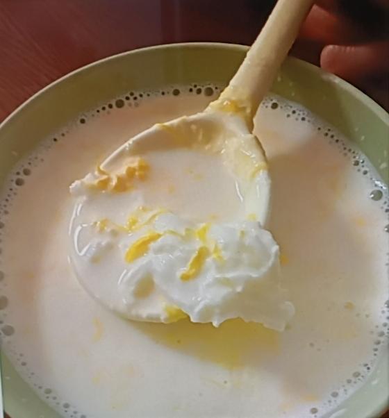 跟我妈学的睡前牛奶炖鸡蛋，一口就爱到不行！做法简单，准备250毫升牛奶、2个鸡