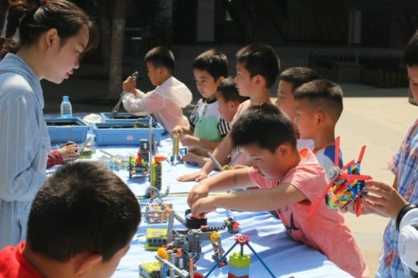 该治治了！三岁小孩竟然要完成十字绣？！近日，温州某幼儿园的一项奇葩作业引发家长集
