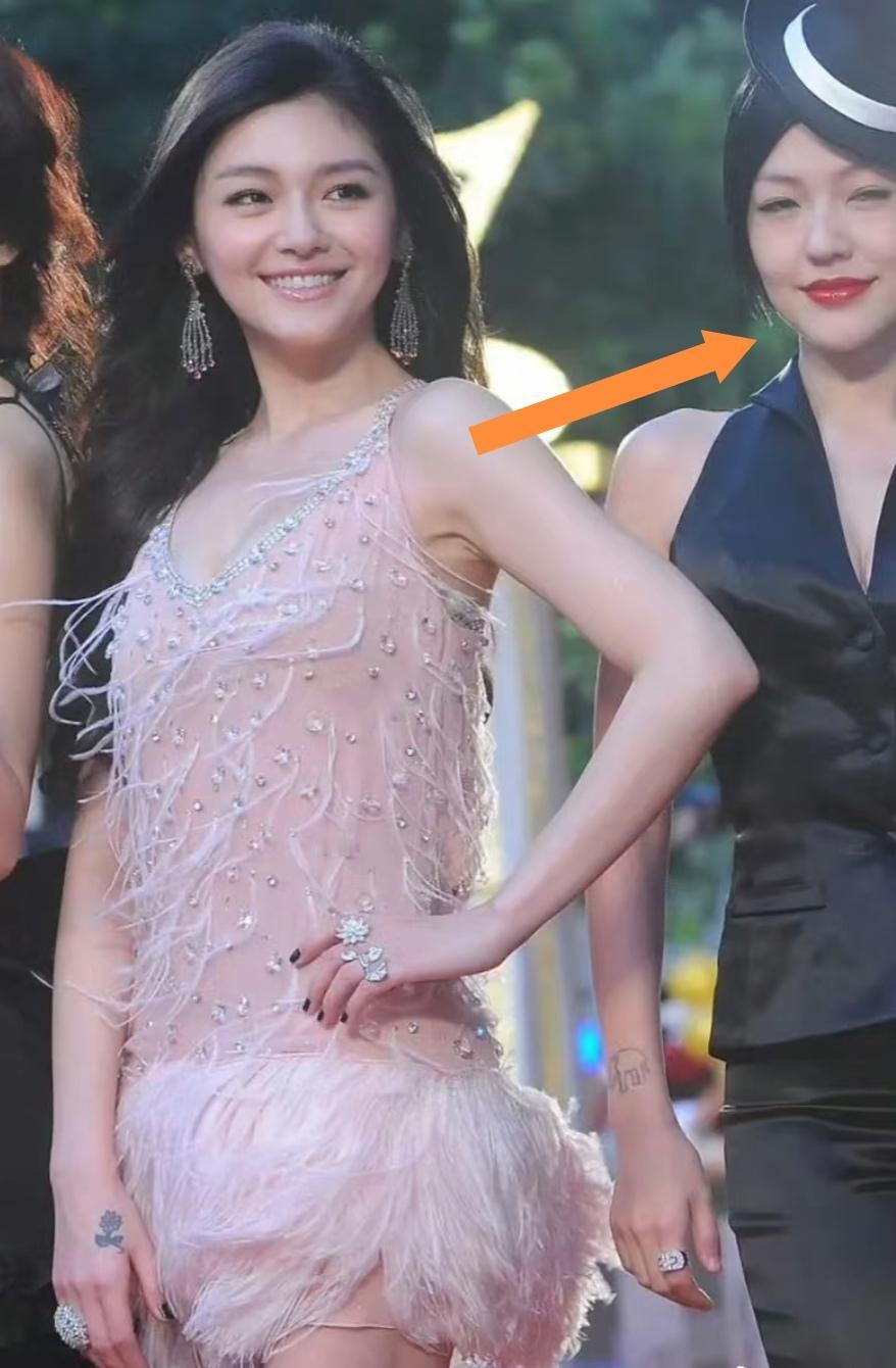 以前有很多人认为小S和姐姐大S合影，特意涂了大红唇显得更醒目些，这也是不想被旁边