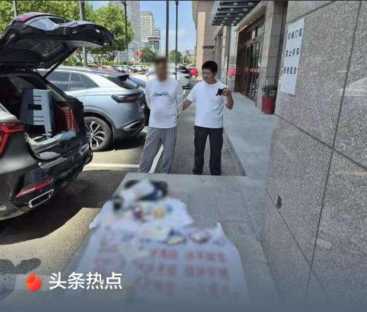 浙江宁波，85岁大爷去赶集，遇上一伙摆摊搞口腔义诊的人，免费给大爷做了口腔检查，