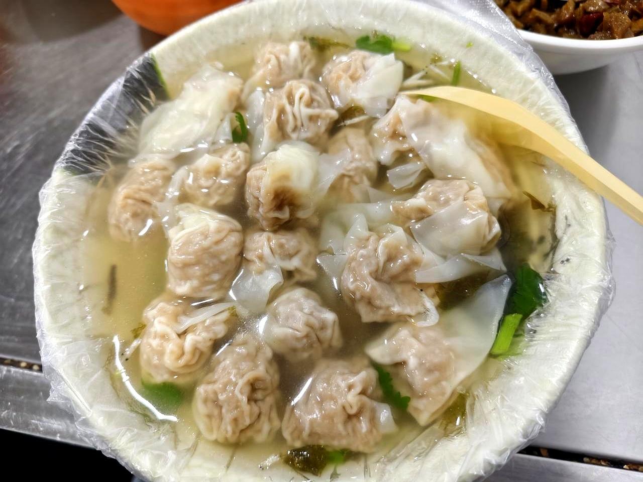 为了口吃的专门跑去隔壁城市住一宿，把孩子扔给保姆，这事儿干得出来？反正我信了，
