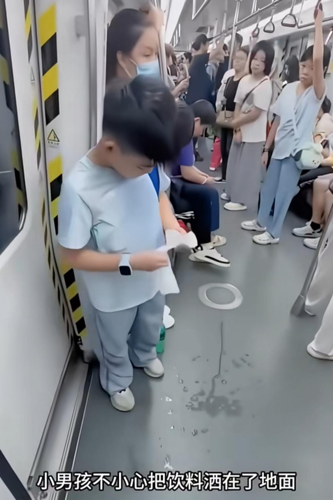 今天必须得说说这个事儿！必须得夸夸这个小男孩儿！一个小男孩儿，乘坐地铁时，不小心
