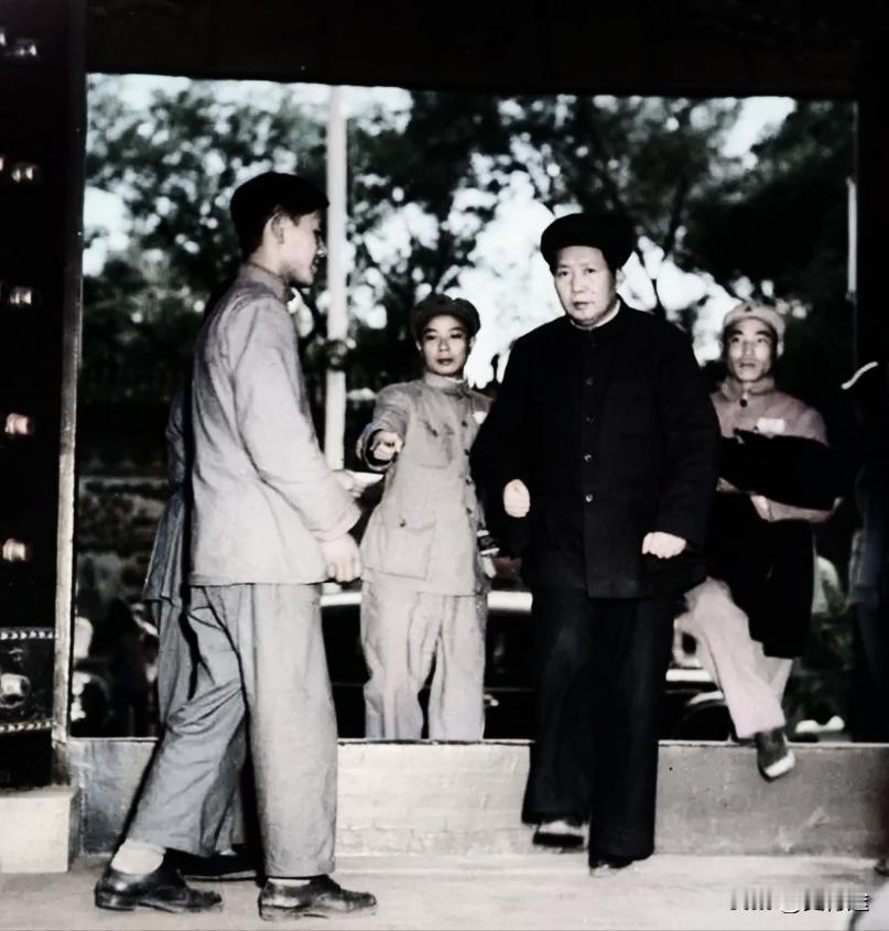 毛主席早上上班进大门的真实照片北京冬天的早晨，新华门外的风有点硬。灰色的