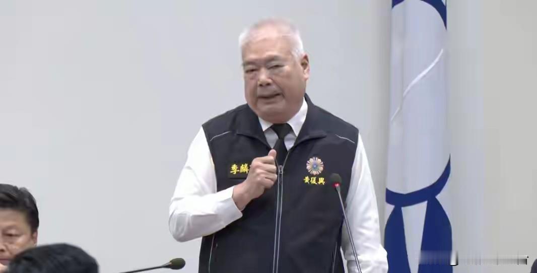 4月27日，韩国瑜出面召集蓝白绿三方，针对军购预算议题展开协调，试图化解各方分歧