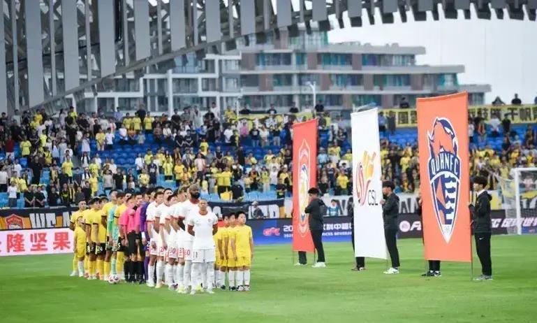 一支球队，连工资都发不出了。当地政府，却准备花更大的价钱去救它。青岛