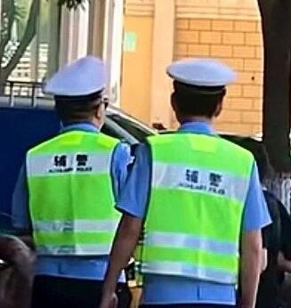 “直签辅警”通常优于普通“政府合同工”！‌辅警‌：经济发达地区或改革后月薪可