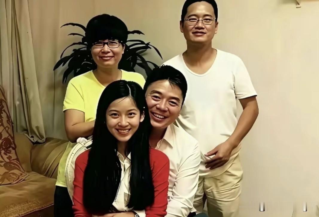 在爱情面前，年龄不是问题，身高长相都不是问题。照片后面站着的一男一女，是章泽天的爸爸妈妈。拍这张照片