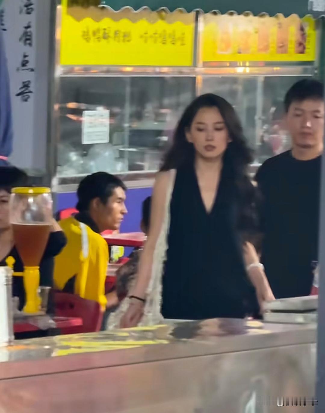 汪峰女友森林北和一位男性朋友去逛夜市，她的穿衣打扮太好看了，气质特别好，像九十年