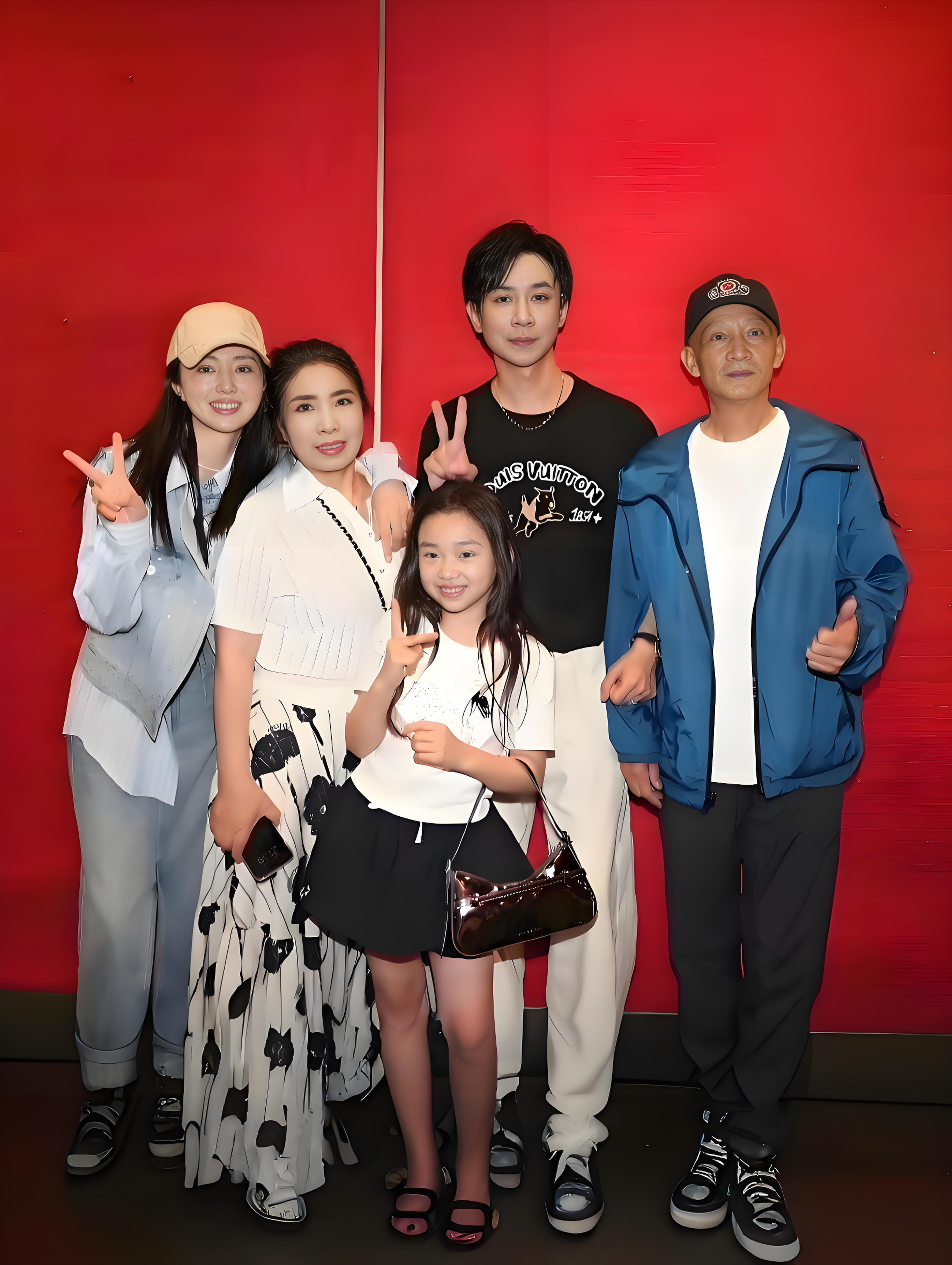 董璇于2025年7月15日在新综艺《姐姐当家》的媒体看片会上正式宣布再婚。男方是