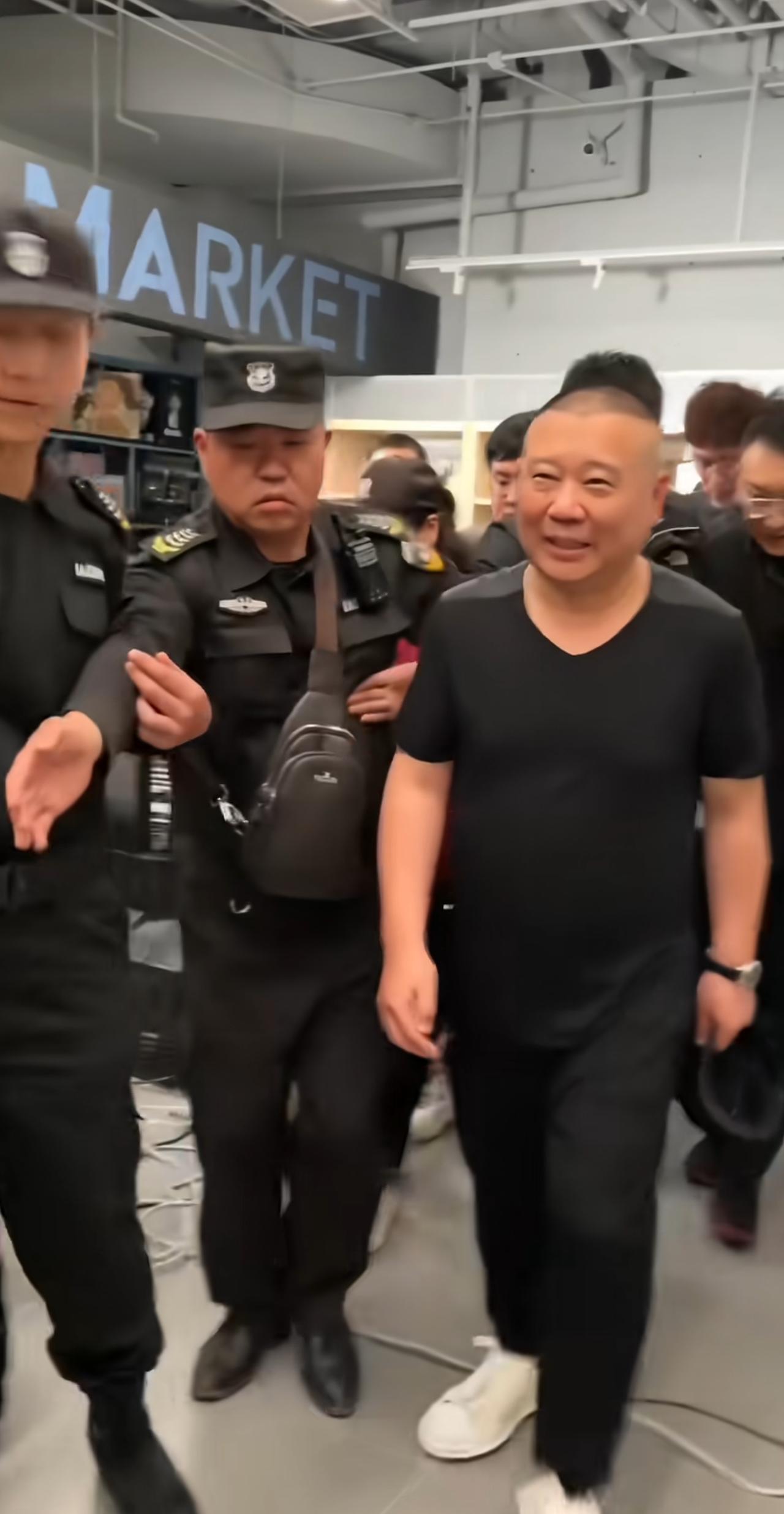 郭德纲每次出行，安保安排确实十分周全，身边围着不少工作人员，普通观众很难近距离上