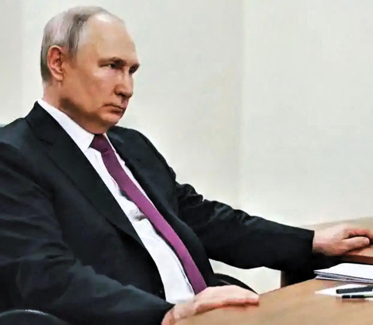 当半个地球的人都在“围攻”他时，他已步入古稀之年，70岁的他，依旧脊梁笔直！