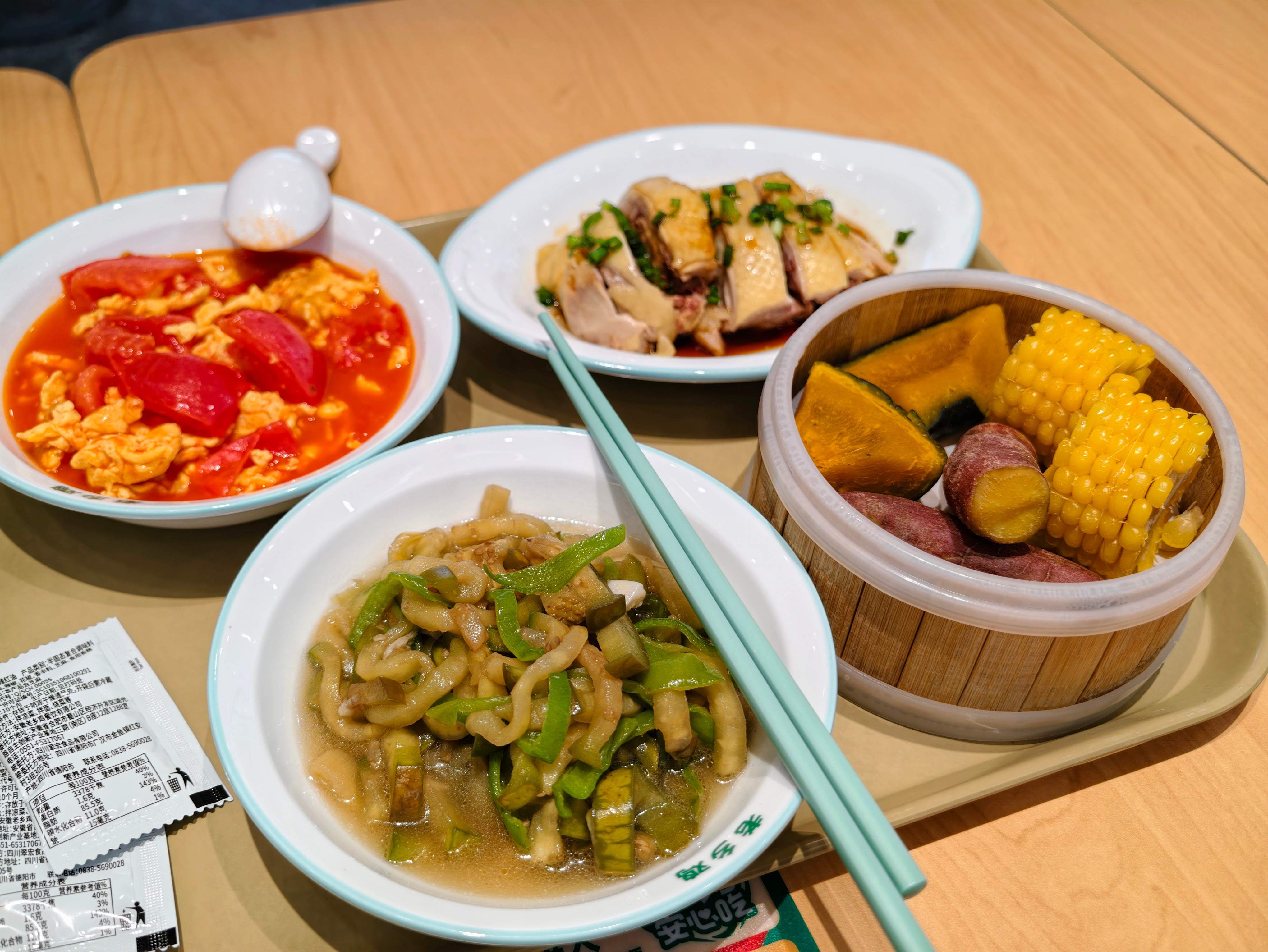 今天中午我又吃了老乡鸡饭菜很新鲜还有免费的绿豆汤喝你们说我这么夸会送我一张会员卡