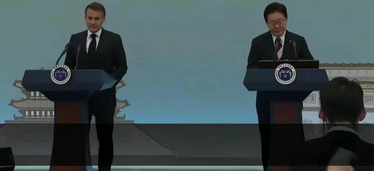 韩联社报道，当地时间3日，正在首尔进行访问的法国总统马克龙，在当天和韩国总统李在