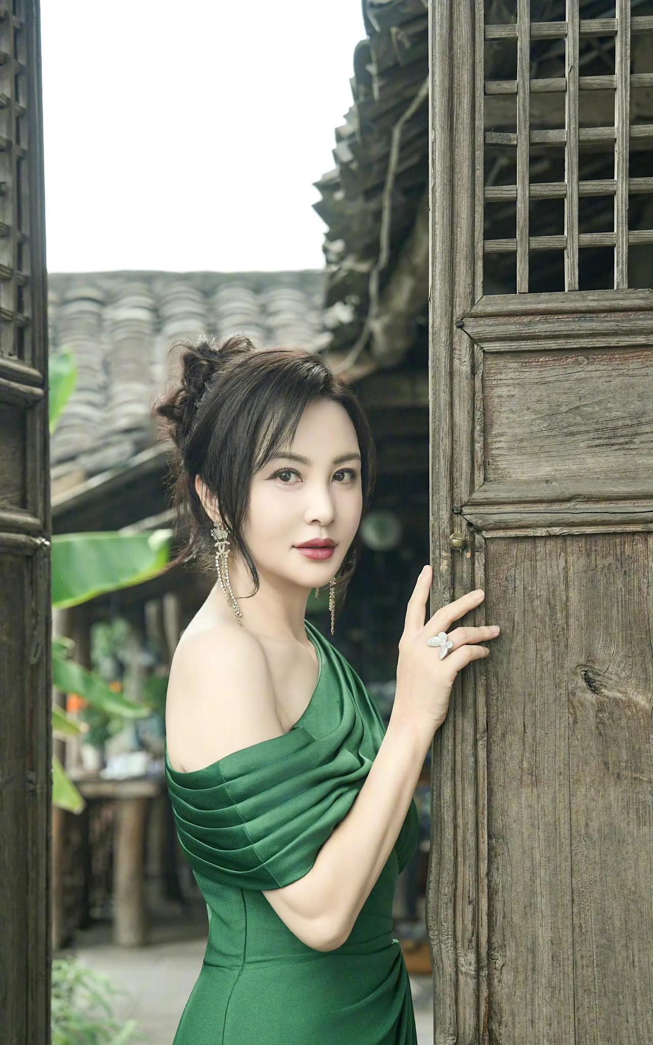 她是比宋佳还厉害的三料影后，靠扮傻演技出名，可是如今这脸怎么僵成馒头，眼睛好像蛇