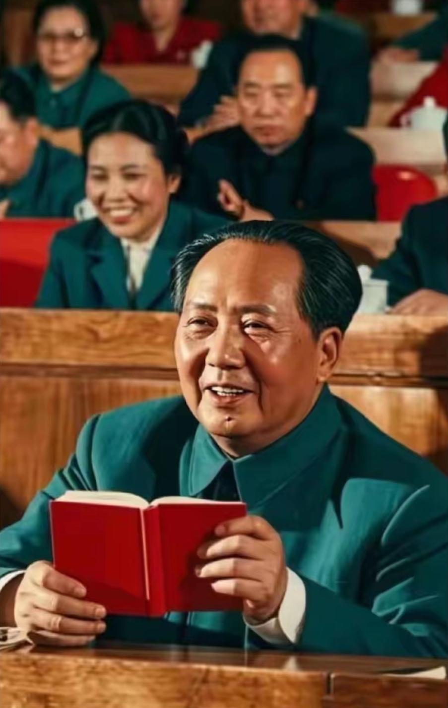 那天，毛主席主持会议，场面隆重热烈。当毛主席一讲话，后边的妇联主席蔡畅就开心地笑