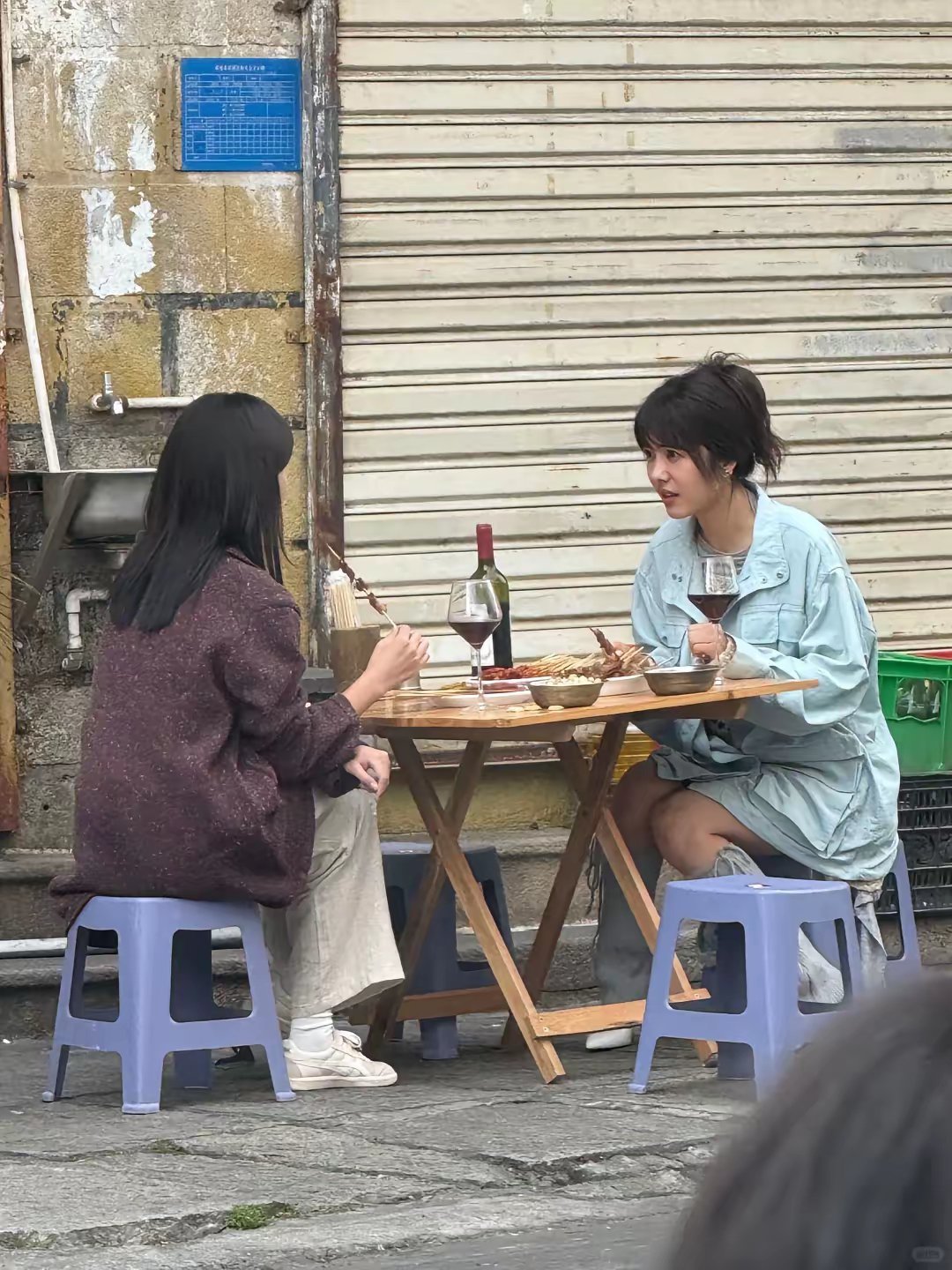 蔡文静，街边吃饭好松弛啊​​​