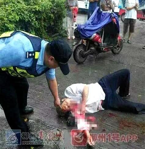 这男子听说还是在银行工作的，因为和别人的老婆搞车震，就被女方老公揍了摆在地上，看