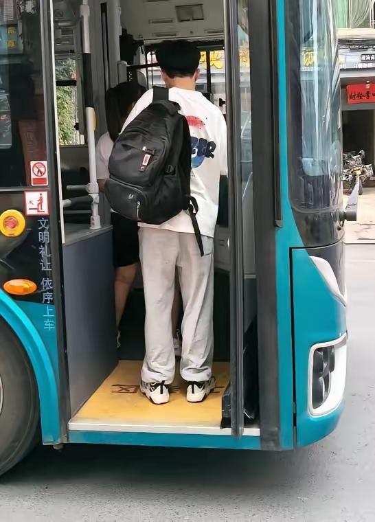湖南长沙，一名高中生上了一辆公交车，准备投币时却发现自己没有带钱，转身正准备下车