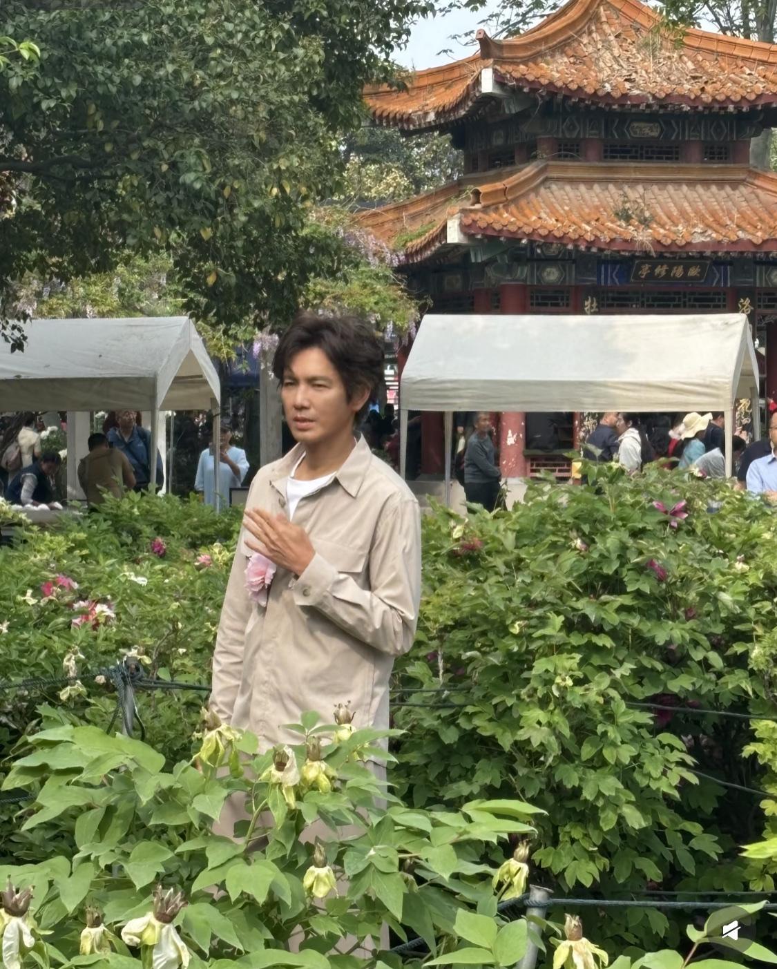 钟汉良现实生活照除了黑点，脸部并没有什么问题。比蜜语记里面看着顺眼了好多。