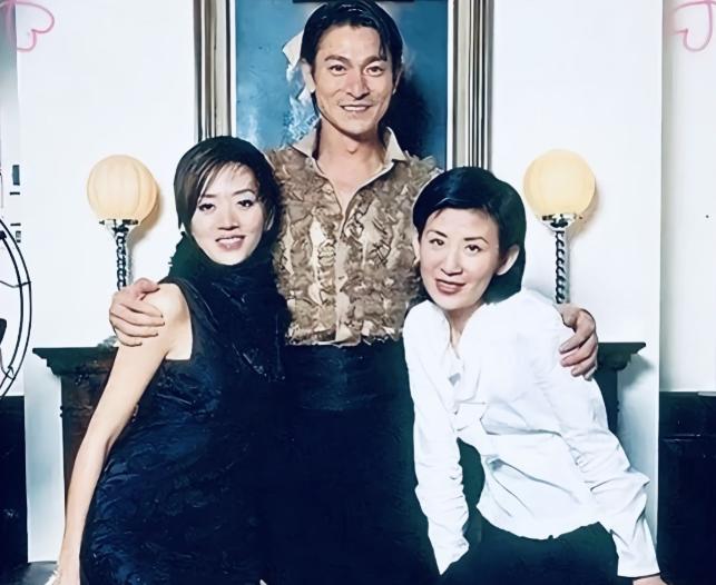 2003年香港医院，弥留之际的梅艳芳身体极度虚弱，早已无力见客，却特意反复叮嘱身