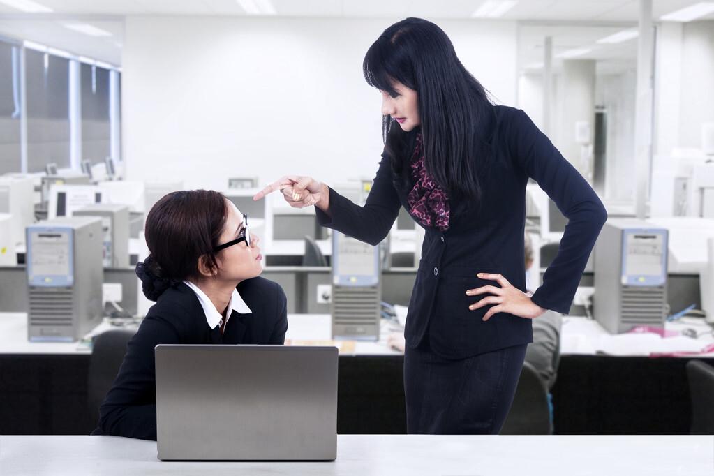 “这就是嘴欠的代价！”江苏南京，一女子突然来到餐厅，看店长不顺眼，竟以“老板娘”