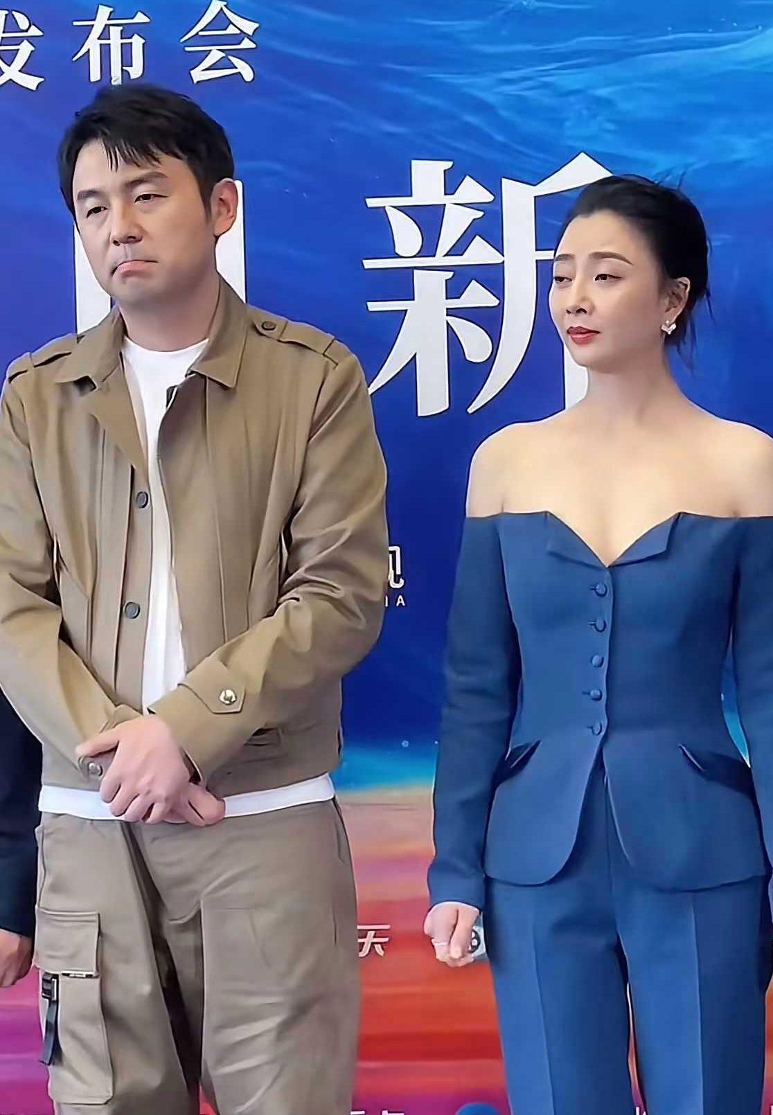 皮肤白皙的雷佳音与殷桃同框，不由得想到用一首小诗来形容一下：殷桃衣服真奇妙，