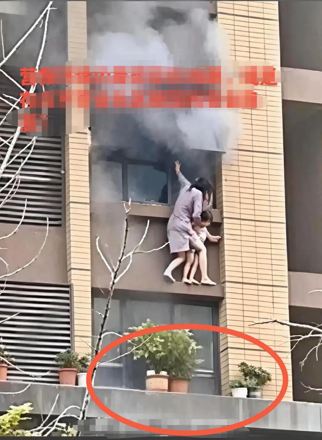 如果我是孩子的爸爸，从火灾发生到妻女坠落，这半个多小时的时间里，我不会什么都没干