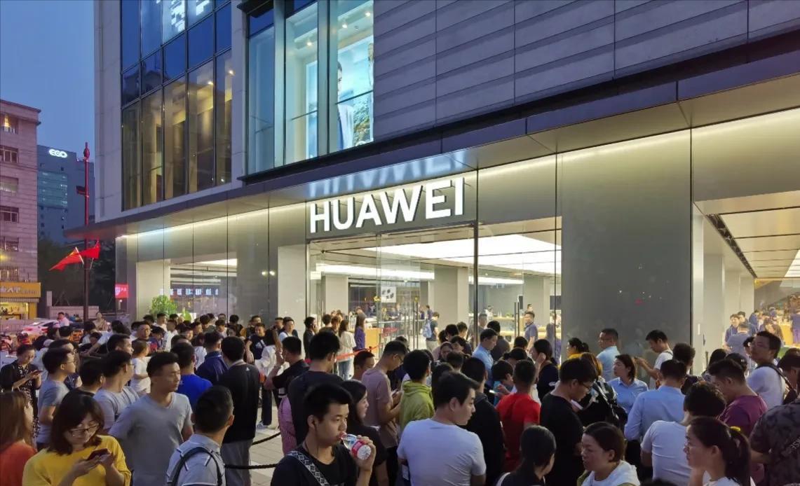 为什么保时捷、奔驰在中国卖不动了？因为中国年轻人变了，这是我听到最好的答案！曾