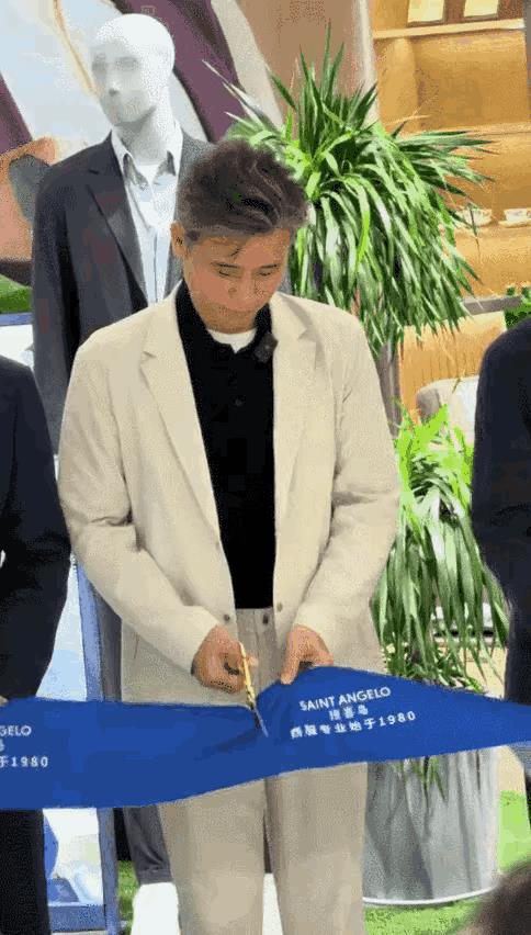李乃文剪彩事件还没结束比品牌方翻脸更棘手的，是观众心里的那杆秤。熟悉李乃文的人