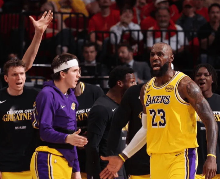 NBA季后赛湖人客场对阵雷霆的比赛已经结束。湖人90-108不敌雷霆。赛后詹姆