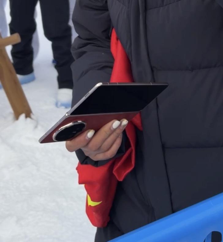 然后荣耀Magicv6的外观也就这样都知道了，展开看起来更薄了（其实V5已经很