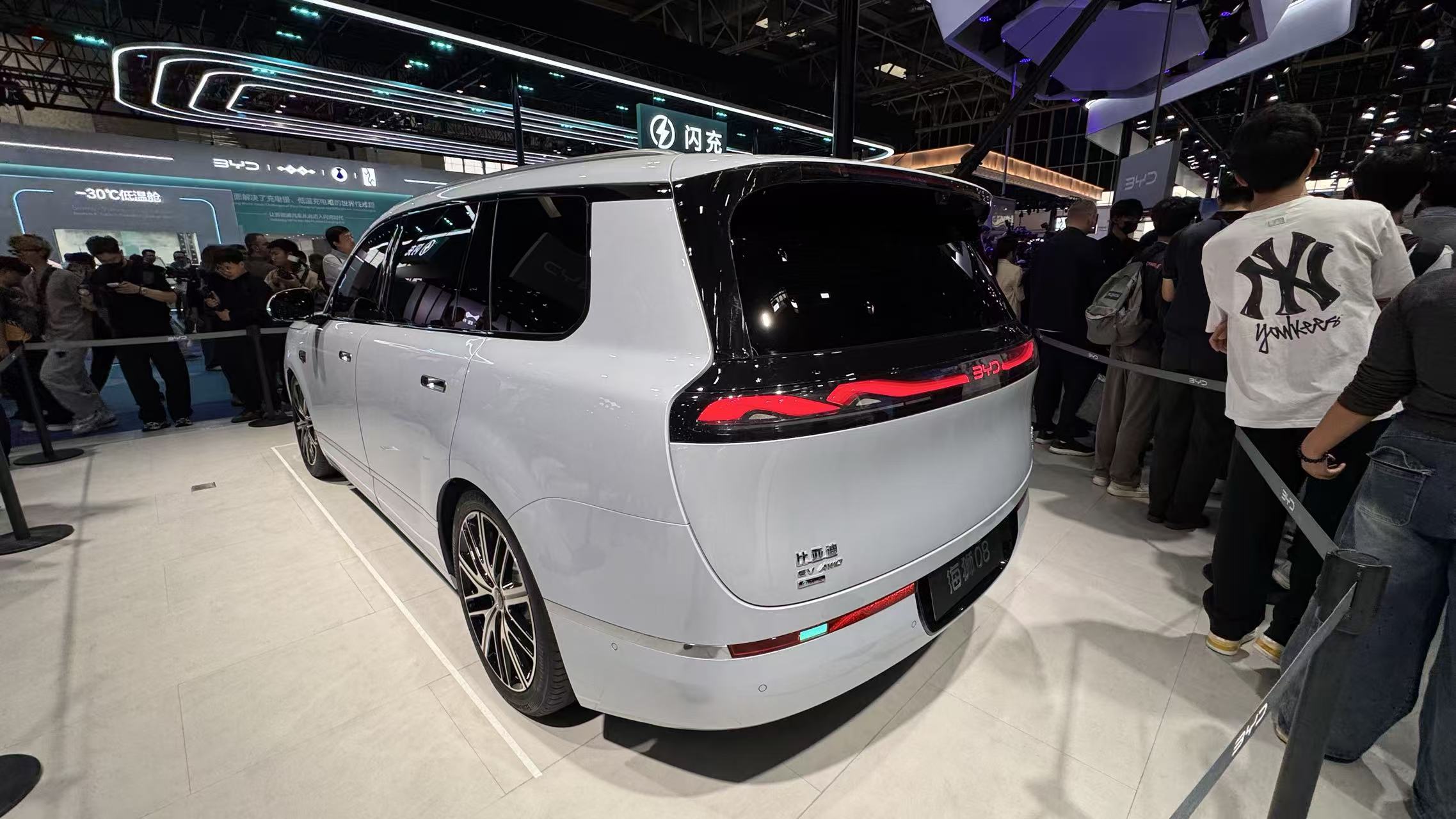 除了大唐外，比亚迪还带来了一款同样是中大型SUV的海狮08尺寸比大唐略小一丢丢