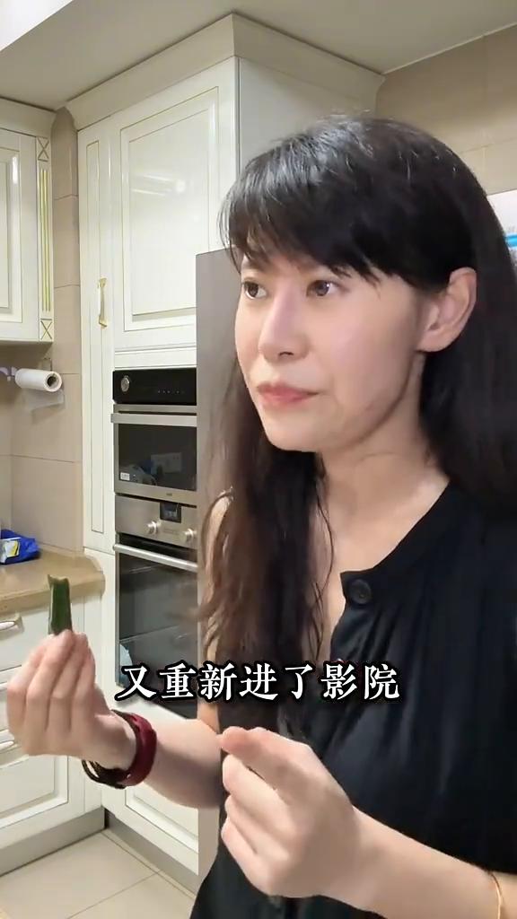 发现吗？女足上映以来出现四个特别魔幻的现象。·第一，票房倒挂，就排篇第一，但到