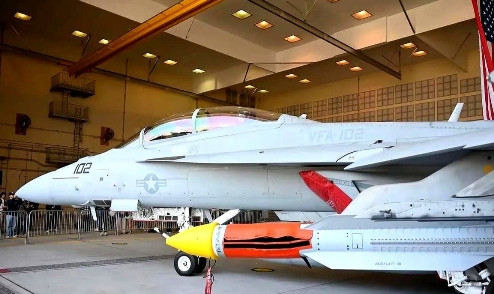 美国没有“霹雳”17那样的超远程空空导弹，就把“标准”6防空导弹的助推器去掉了，