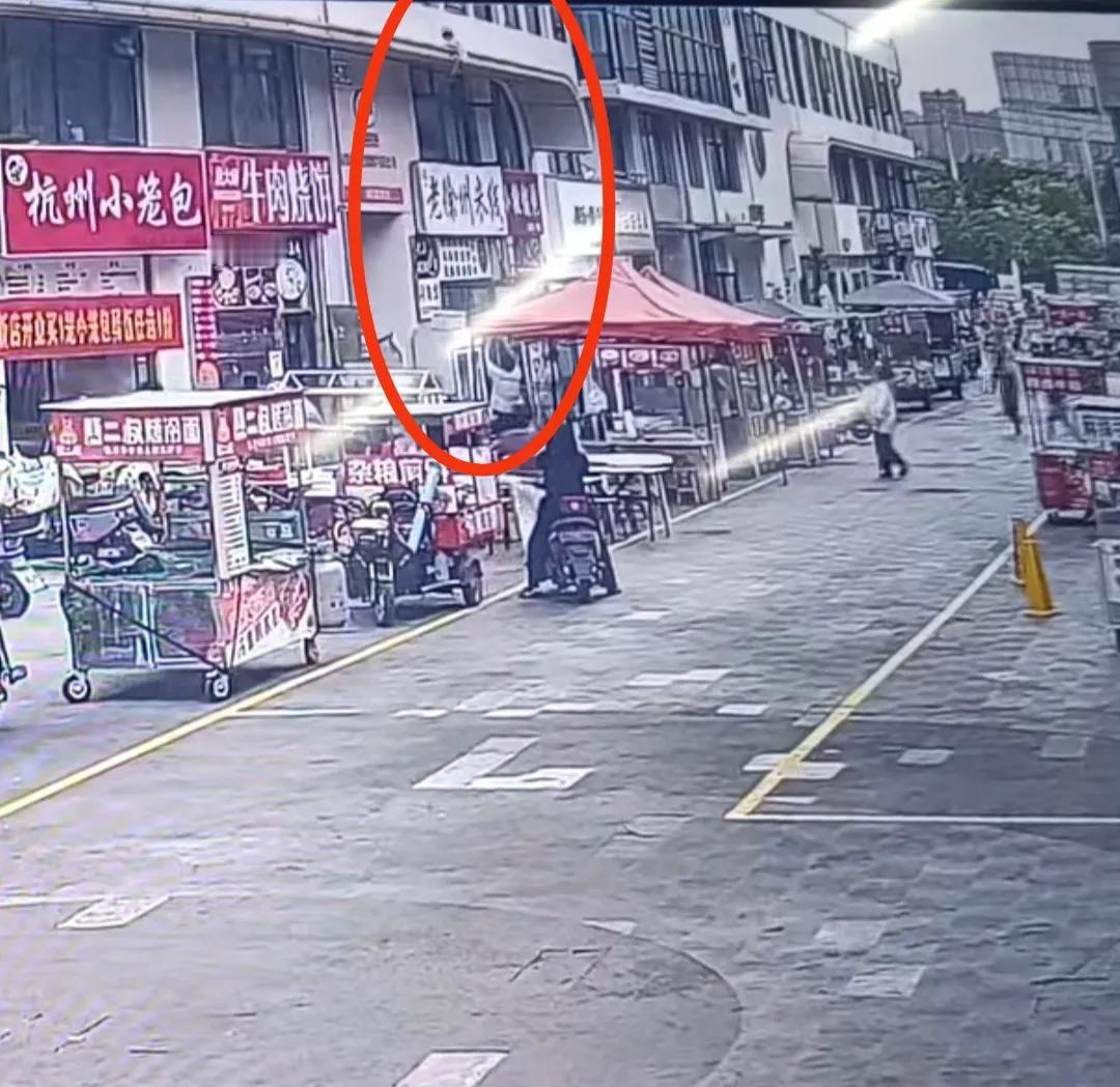 2026年8月22日，湖南怀化，一名2岁女童从四楼窗台意外坠落。楼下一位恰好路过
