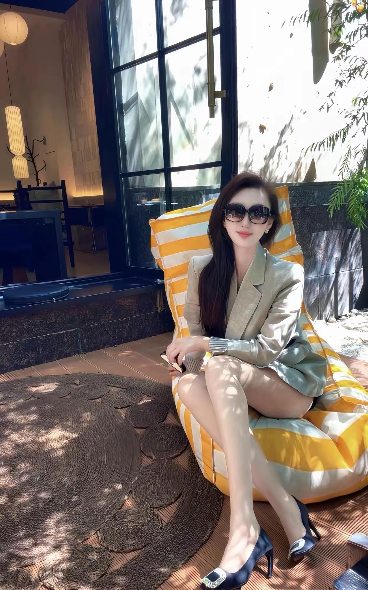 这个美女与100万，你选哪个，我选美女，有一百万的人多了去了，此等极品极少！