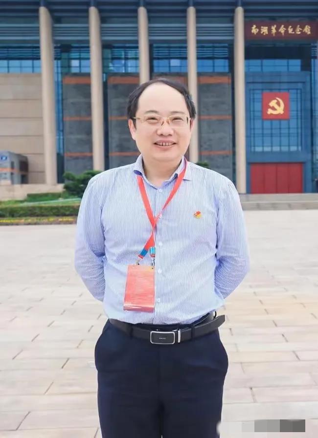 网传江苏科技大学的首席科学家郭伟学历造假，网络上说他的真实学历只有高中，疑问他