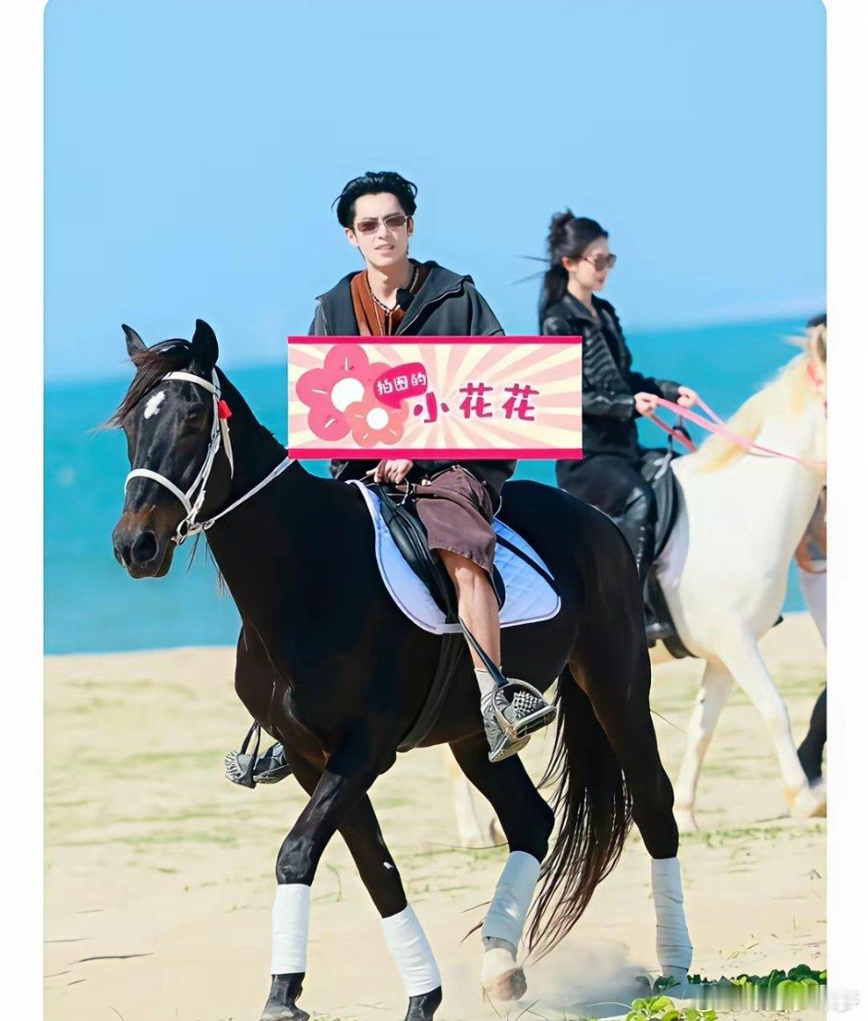 王鹤棣跟孟子义合体录综艺了！芒果要发力推这对CP了，有网友拍到“天经棣义”一起海