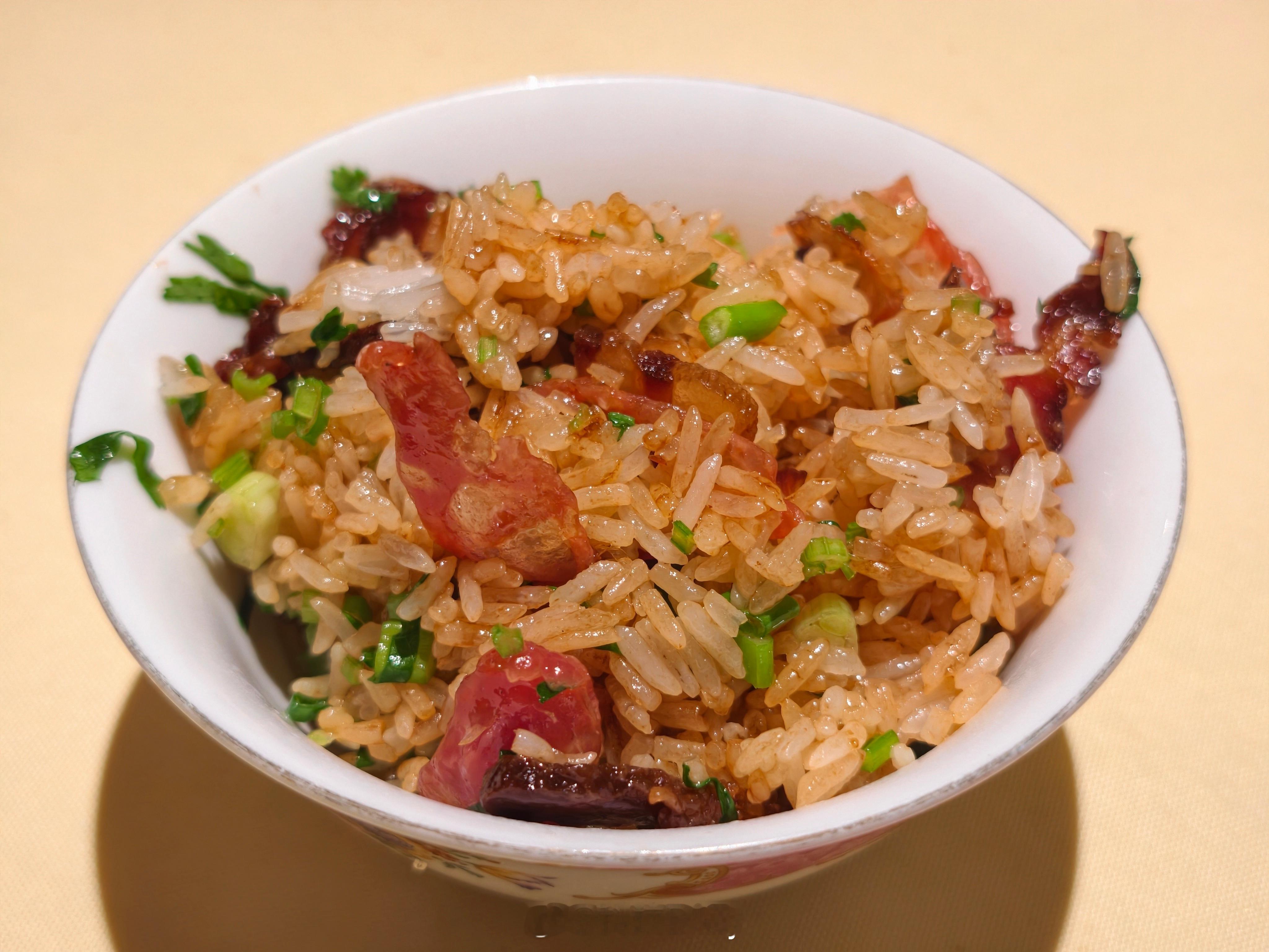 广州美食就是多啊，包好吃的，还有我最爱的煲仔饭。另外我比较好奇，水箱里的大鱼得多