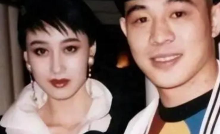 1987年，利智在拍摄时，被周润发一脚踹进玻璃渣里，后来在杀青宴上，周润发又悄悄