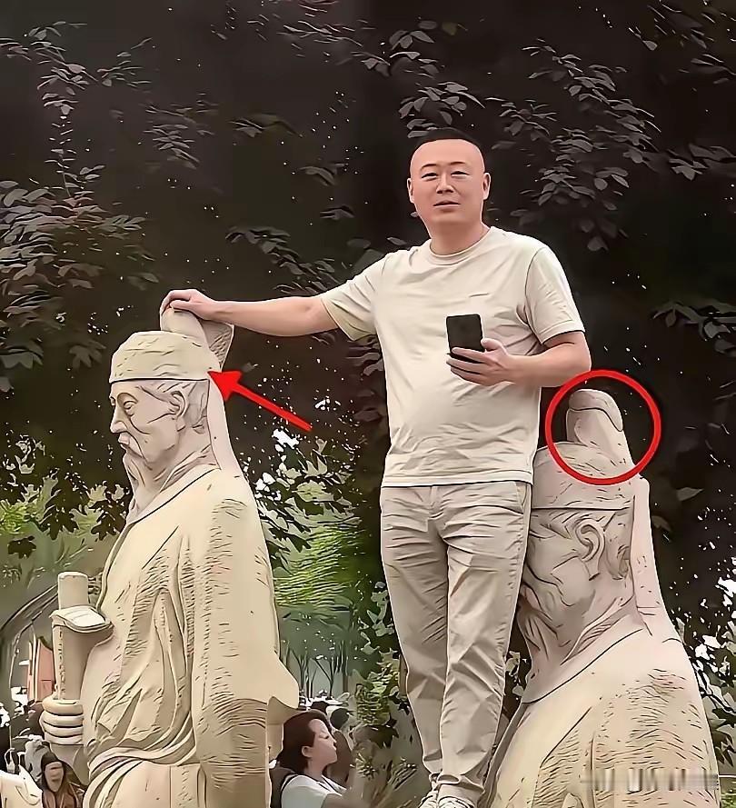 不以为耻，反以为荣！小伙子长相体面，穿着也得体，站得很高，位置却选错了。在西
