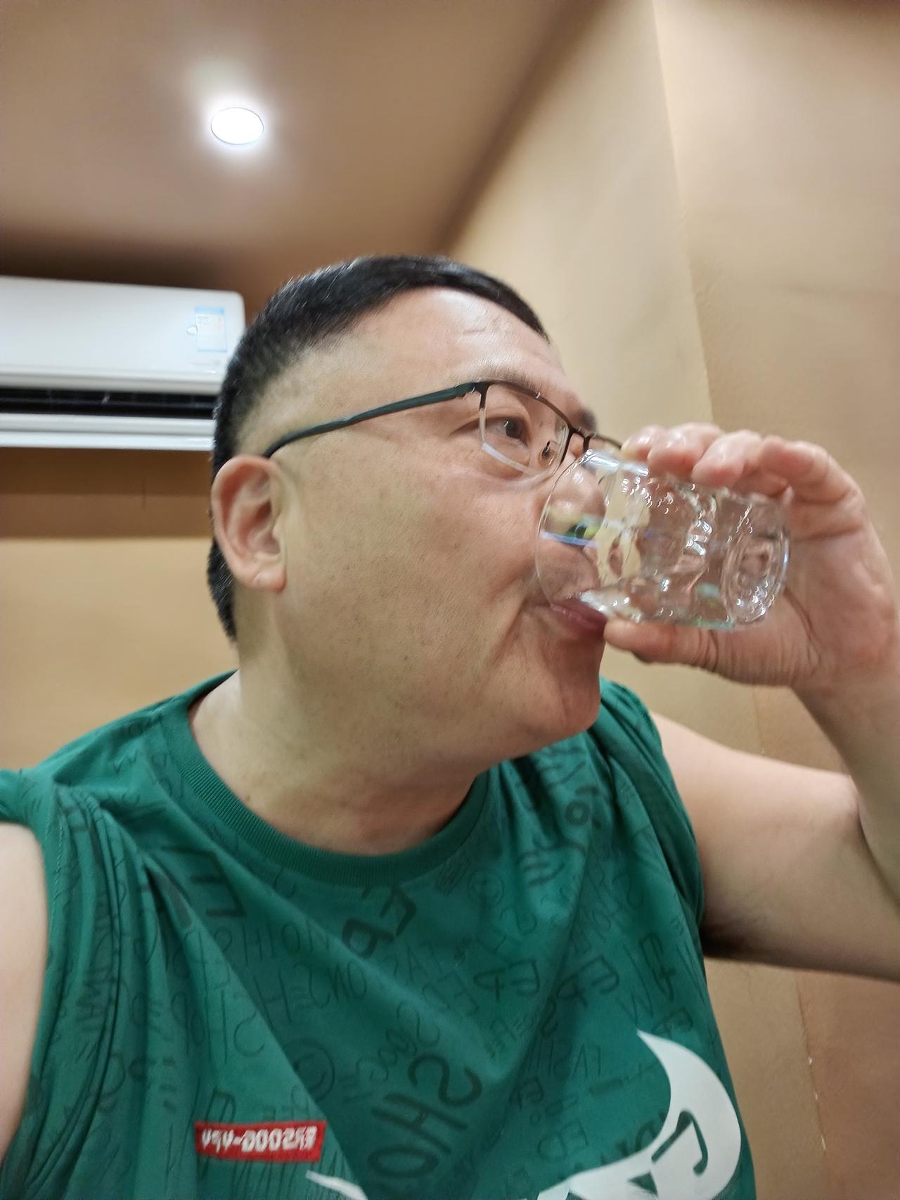 端午吉祥安康，亲朋好友终于又聚在了一块。来到了南昌东湖区赣江边的“船说渔村”
