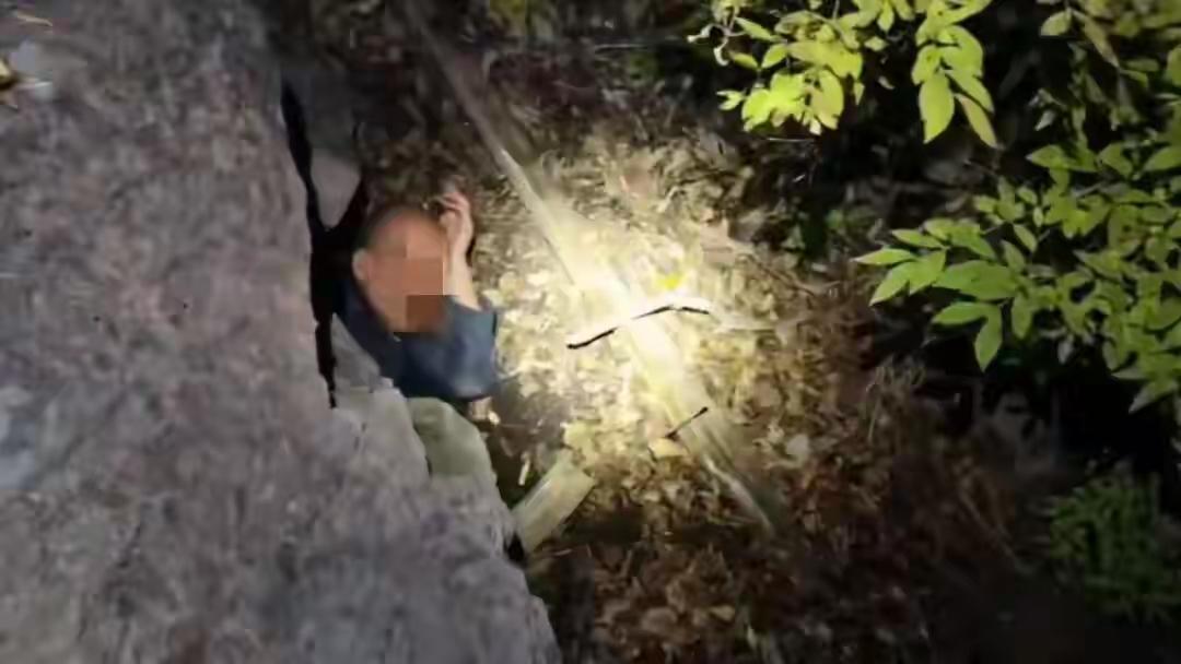 失联男子像孙悟空一样被压在一块巨石下，直到12个小时以后才被找到，不知道他经历了
