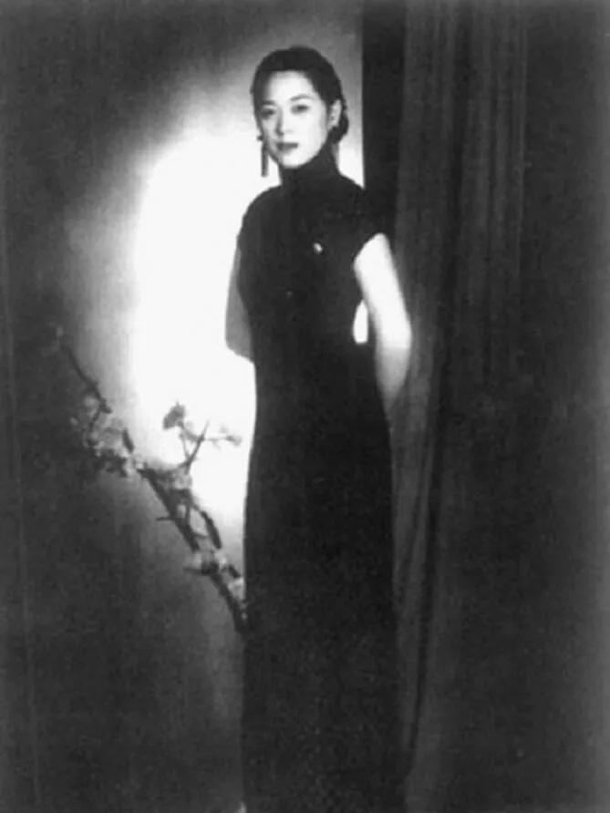 1935年，37岁的张伯驹相中了20岁的妓女潘素。老鸨却说：“这姑娘大有来头，花
